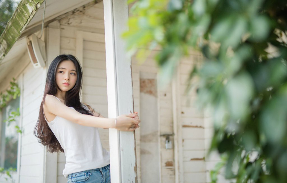 这个世界本来就是痛苦的，幸福都是短暂的。有时要相信缘分。既然放不下，就不要刻意放下，把她放在心里吧，能遇到一个让你放不下的人，也是一种幸福。有的人，活了一辈子，都没有遇到能让自己动心的人。时间会治疗一切，我相信幸福会在不远的将来，等着你。